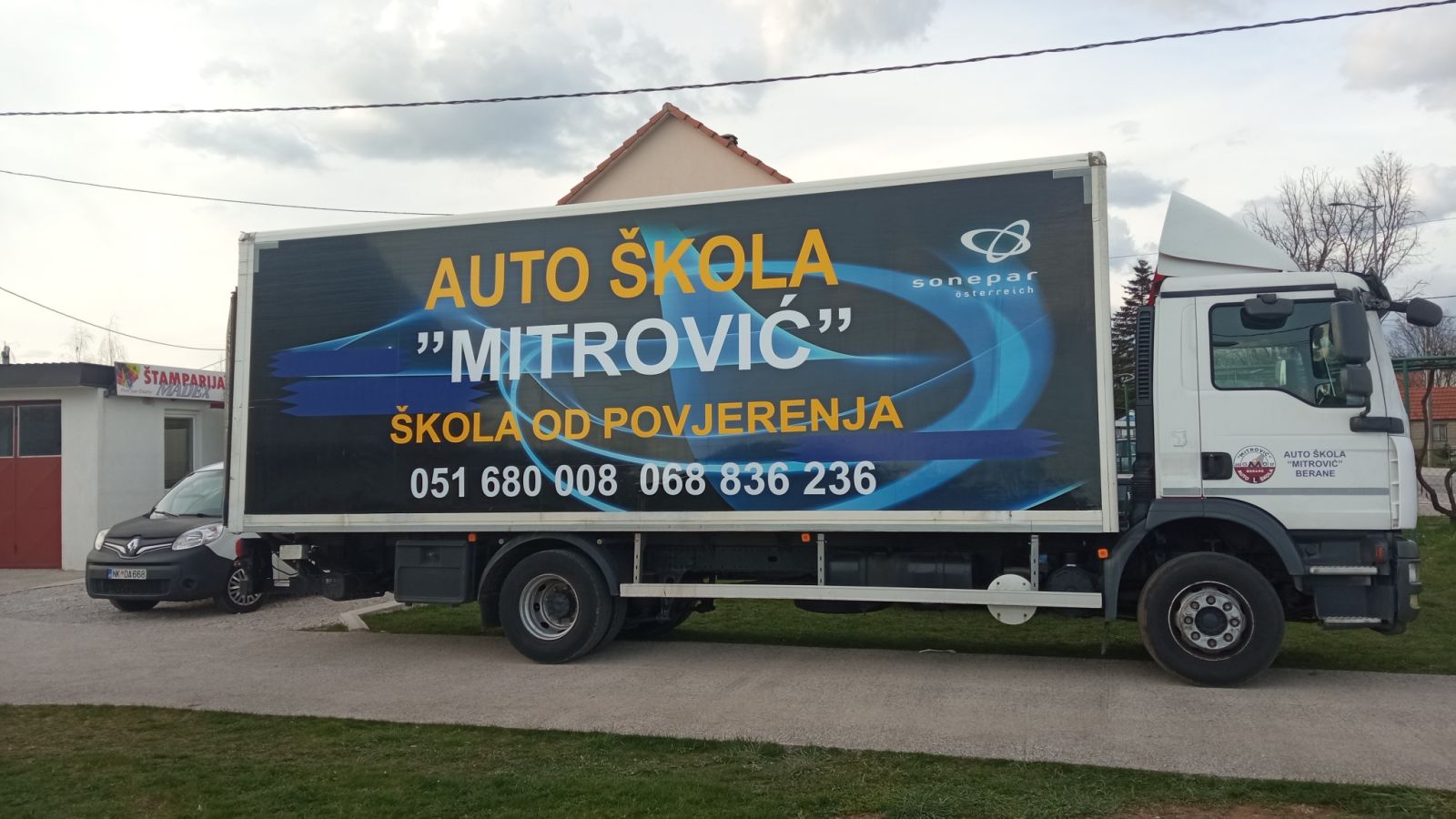 Profesionalno brendirano servisno vozilo