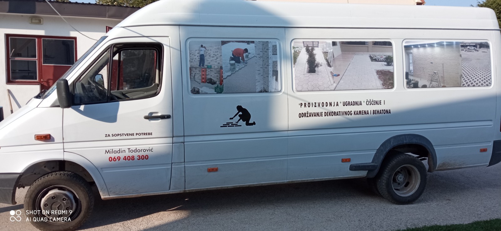 Brendirano vozilo za prevoz i montažu